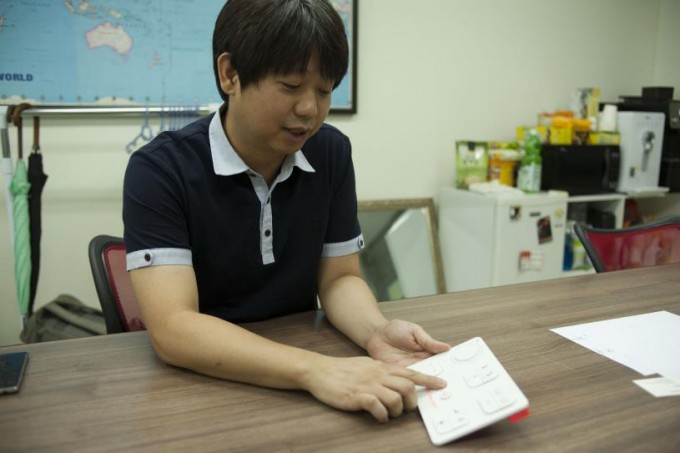 슬립코치 입력기를 설명하고 있는 이창하 대표. 슬립코치는 아이가 잠을 잘 잘 수 있도록 생활패턴을 만들어 주는 서비스다. - (주)동아사이언스 제공